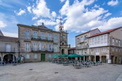 Locali con tavolini all'aperto nella piazza di Ribadavia, cittadina medievale della Spagna - © Dolores Giraldez Alonso / Shutterstock.com