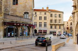 Locali e attività commerciali nel centro di Perigueux, Francia - © Anton_Ivanov / Shutterstock.com