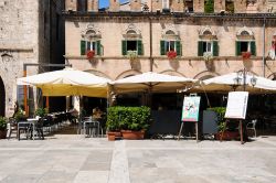 Locali in Piazza del Popolo a Ascoli Piceno, Marche, Italia. Su questa piazza in stile rinascimentale, fra le più note di tutt'Italia, si affacciano ristoranti e bar con dehors - giovanni ...