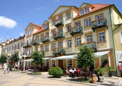 Locali nel centro di Frantiskovy Lazne, Repubblica Ceca - © Andrea Seemann / Shutterstock.com