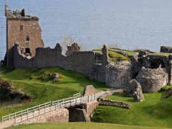 Castello di Urquhart, Inverness. Sullo sfondo il Loch Ness il lago nelle Highlands scozzesi dove si dice viva il mostro omonimo