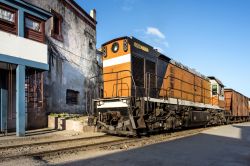 La vecchia locomotiva di un treno merci mentre attraversa la città di Camagüey, nel centro dell'isola di Cuba © Rolf G Wackenberg / Shutterstock.com