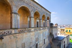 Il Loggiato del Castello di Mesagne e vista del centro storico - © Mi.Ti. / Shutterstock.com