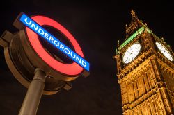 L'iconica insegna della metropolitana di Londra illuminata di notte sotto al Big Ben  - Bucchi Francesco / Shutterstock.com
