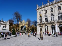 L'Opera Nazionale, la fontana del Nettuno e il night club nel centro di Nancy (Francia) - © Kumpel / Shutterstock.com