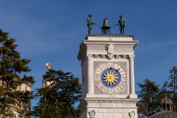 L'orologio della torre in piazza Libertà a Udine, Friuli Venezia Giulia. Sullo sfondo, l'angelo d'oro del campanile cittadino.




