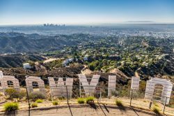 Il retro della famosa scritta Hollywood sul Monte Lee a Los Angeles - © turtix / Shutterstock.com