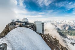 L'osservatorio astronomico sul Pic du Midi de Bigorre (Alti Pirenei) fra le nuvole. 

