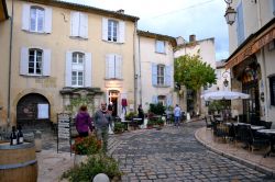 Lourmarin: il centro del piccolo paese alle pendici del Luberon (Provenza, Francia), con i bar e le boutique di moda.