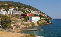 Loutra Edipsou a nord di Eubea, Grecia - Dirigendosi in direzione nord da Chalkida, le montagne lasciano spazio a quache isolata comunità rurale, a vigneti e capre selvatiche che pascolano ...