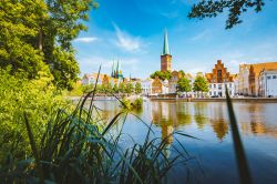 Lubecca e il fiume Trave fotografati in estate, siamo nelo Schleswig-Holstein, in Germania