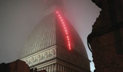 Luci d'artista 2018: la Mole Antonelliana by night, il volo dei numeri (Piemonte).
