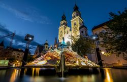 Luci e colori accendono il centro di Bressanone durante il Water Light Festival in primavera - © fabiodevilla / Shutterstock.com
