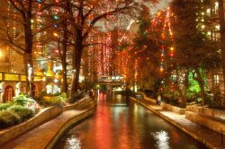 Luci natalizie sulla passeggiata lungofiume a San Antonio, Texas, by night.

