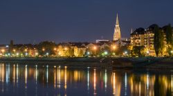 Le luci notturne della città di Osijek riflesse nelle acque del fiume Drava, Croazia.
