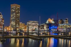 Luci notturne sull'Inner Harbor di Baltimora, Maryland, con il National Aquarium. Porto storico della città, l'Inner Harbor è anche una delle principali attrazioni turistiche ...