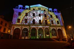 Luci sulla stazione di Lione, la Gare Lyon-Saint-Paul, durante la Festa delle Luci che si svolge in dicembre - foto © Pierre Jean Durieu / Shutterstock.com