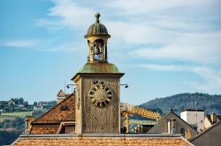 L'Ufficio del Turismo con la torre dell'orologio sulla Grande Place Square a Vevey, Svizzera.
