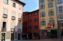 Una piazza nel centro storico di Lugano (Svizzera)