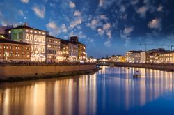 La Luminara di San Ranieri sul lungofiume Arno a Pisa, Toscana. Questa festa cittadina si svolge a Pisa la sera del 16 giugno di ogni anno alla vigilia di San Ranieri, patrono della città.
 ...