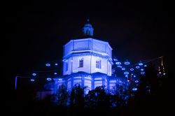 Luminarie azzurre sul Monte dei Cappuccini a Torino, durante il Natale - © Roberto Lusso / Shutterstock.com