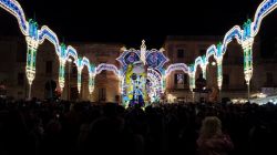 Un'immagine notturna delle luminarie del carnevale di Avola, Sicilia. Da parecchi anni i festeggiamenti organizzati in occasione del carnevale rappresentano un appuntamento importante per ...