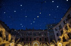 Luminarie natalizie in una piazza di Salerno