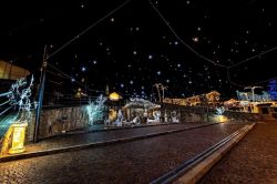 Luminarie natalizie nel centro di Leggiuno, sono le celebri Lucine di Natale sul Lago Maggiore (Lombardia)