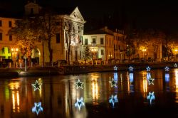 Luminarie natalizie nel centro storico di Treviso in Veneto