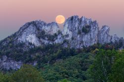 Luna piena su Seneca Rocks, West Virginia. Queste rocce rappresentano una delle attrazioni turistiche più note del West Virginia. Si elevano per quasi 900 piedi sopra il North Fork River.
 ...