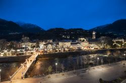 Il lungofiume di Merano (Passirio) con i mercatini ...