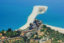 Lungo la costa nord della Sicilia: Capo Tindari e il Santuario Mariano.