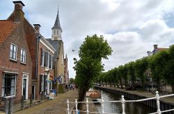 Lungofiume in centro a Sloten (Frisia) nei Paesi Bassi