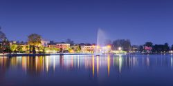 Il lungolago della città di Bardolino by night con i riflessi sul Garda, provincia di Verona, Veneto - © a2l / Shutterstock.com