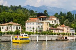 Una barca si muove tra le case di Tremezzo, il borgo lombardo sulle rive del Lago di Como. - © Milosz Maslanka / Shutterstock.com 