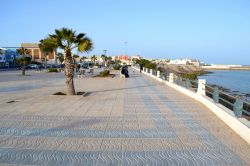 Lungomare, Dakhla: trovandosi su una pensisola, a Dakhla non poteva mancare ovviamente il lungomare sul quale passeggiare e godersi le temperature miti di questo tratto di Sahara.