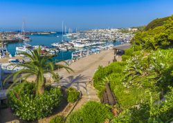 Lungomare di Santa Maria di Leuca, Salento, Puglia. Il territorio di Santa Maria di Leuca appartiene prevalentemente alla città di Castrignano del Capo e in piccola parte a quello di ...