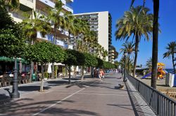 Lungomare di Venus Beach a Marbella, Spagna. La città, con circa 27 chilometri di costa, ha poco più di 7 km di lungomare - © nito / Shutterstock.com