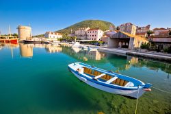 Lungomare e porto di Mali Ston nella pensiola di Peljesac, regione dalmata della Croazia.

