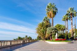 Una passeggiata sotto il sole sul lungomare di Sanremo - il Lungomare Imperatrice, o Passeggiata dell'Imperatrice è uno dei percorsi in riva al mare più eleganti e famosi d'Europa, ...