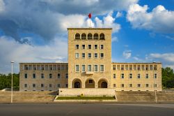 L'Università Politecnica di Tirana, Albania: questa struttura squadrata costruita in stile mussoliniano venne edificata dagli italiani - © Ungvari Attila / Shutterstock.com
