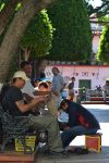 Lustrascarpe a Taxco: nella centralissima Plaza Borda trovano spazio artigiani, commercianti, venditori e lustrascarpe, in un'atmosfera rilassata e piacevole molto apprezzata dai turisti ...