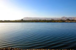 L'imponente fiume Nilo attraversa il deserto del Sahara ed è il cuore della vita in Egitto fin dall'antichità. Qui siamo nella città di Luxor.
