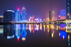 Macao, Cina: la skyline notturna della città del gioco d'azzardo