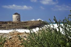 Il mare di Kassos (Grecia) che splende con la sua macchia mediterranea - Solitamente accade che in molte località turistiche e soprattutto di carattere estivo, quando c'è il ...