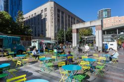 Macy's e un locale all'aperto a Westlake Park, Seattle (Washington) in una giornata estiva - © Frank Fell / Shutterstock.com