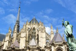 La maestosa cattedrale di Nostra Signora con la statua di Sna Pietro l'Eremita a Amiens, Francia. Le due torri campanarie, di altezza differente, sono state aggiunte nel XIV° e XV° ...