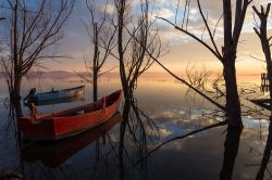 Magia al tramonto sulla costa di Passignano sul Trasimeno in Umbria