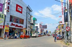 Main Street, ovvero la strada principale di Negombo, Sri Lanka - © Denis Costille / Shutterstock.com