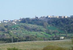 Comune di Maiolati Spontini: vista del borgo di Moie nelle Marche in provincia di Ancona - © Graziano Coppa, CC BY 2.5, Wikipedia